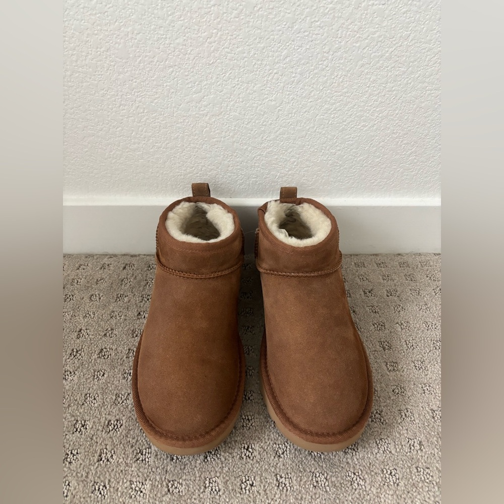 UGG WOMEN'S ULTRA MINI SUEDE
BOOTS CHESTNUT Size 7
